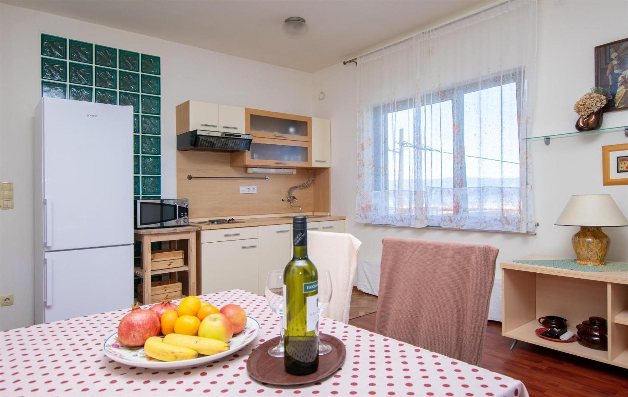 Apartment Iva Omis Exterior photo